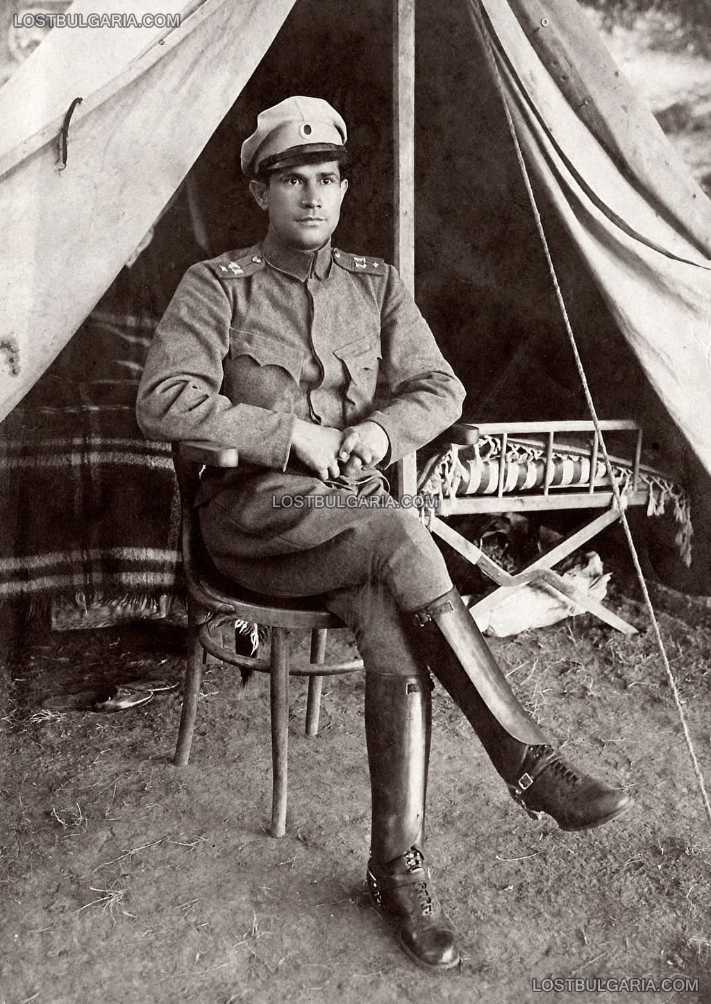Фронтова фотография на архитект Йордан Севов (бъдещ доверен царски съветник на Н.В. Цар Борис III) в униформа на подпоручик, Южния фронт (в Албания), 15 февруари 1918 г.
