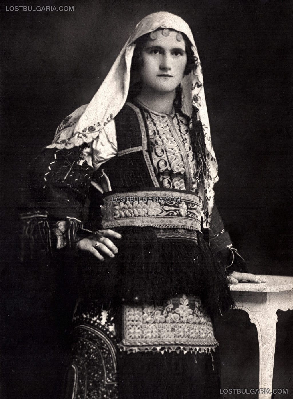 Портрет на момиче от София, облечено в носия от Битоля, 1928 г.