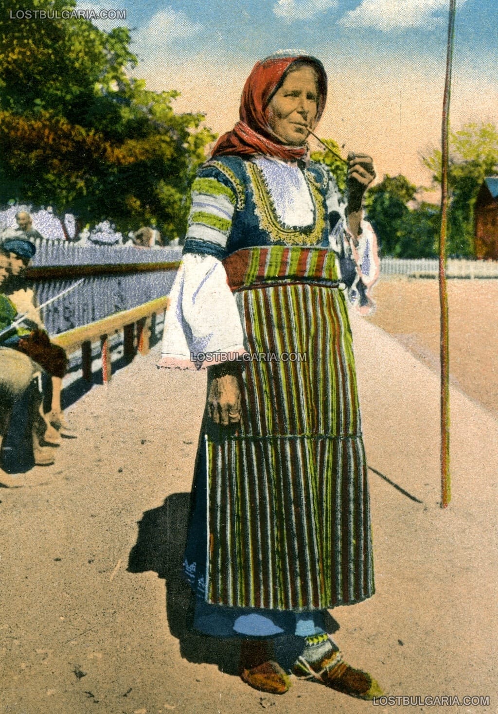 Оцветена фотография на възрастна циганка с лула, София началото на ХХ век