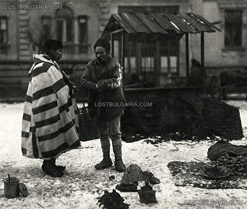 Селяни от Софийските села, облечени в шопски носии продават картофи на пазара в София, 20-те години на ХХ век
