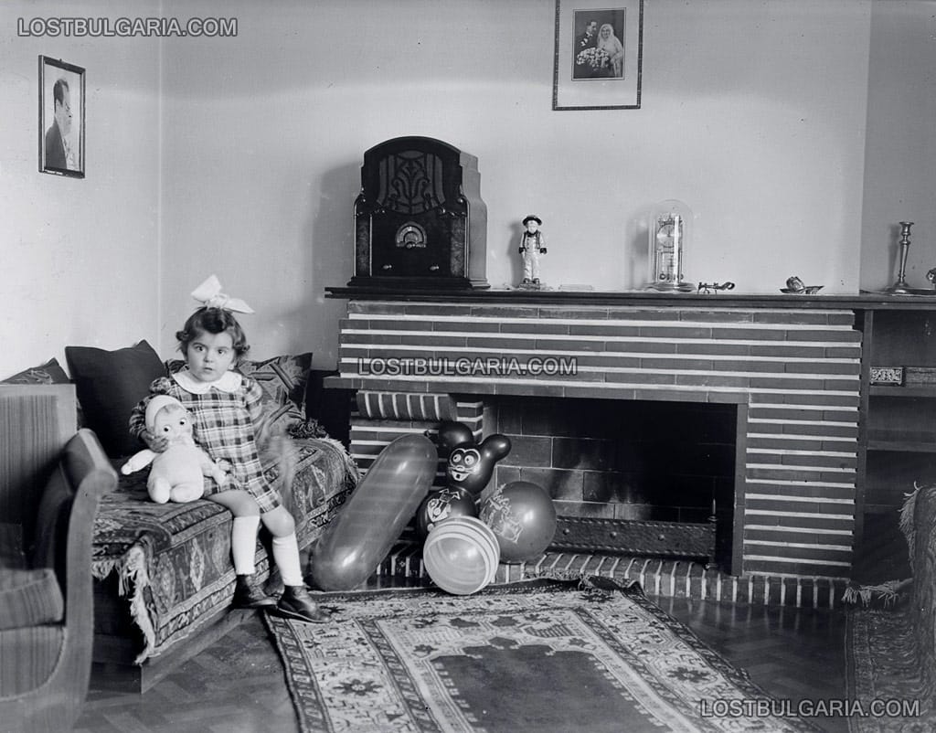 Портрет на дете със своите играчки в характерен за 40-те години на ХХ век интериор, вероятно София