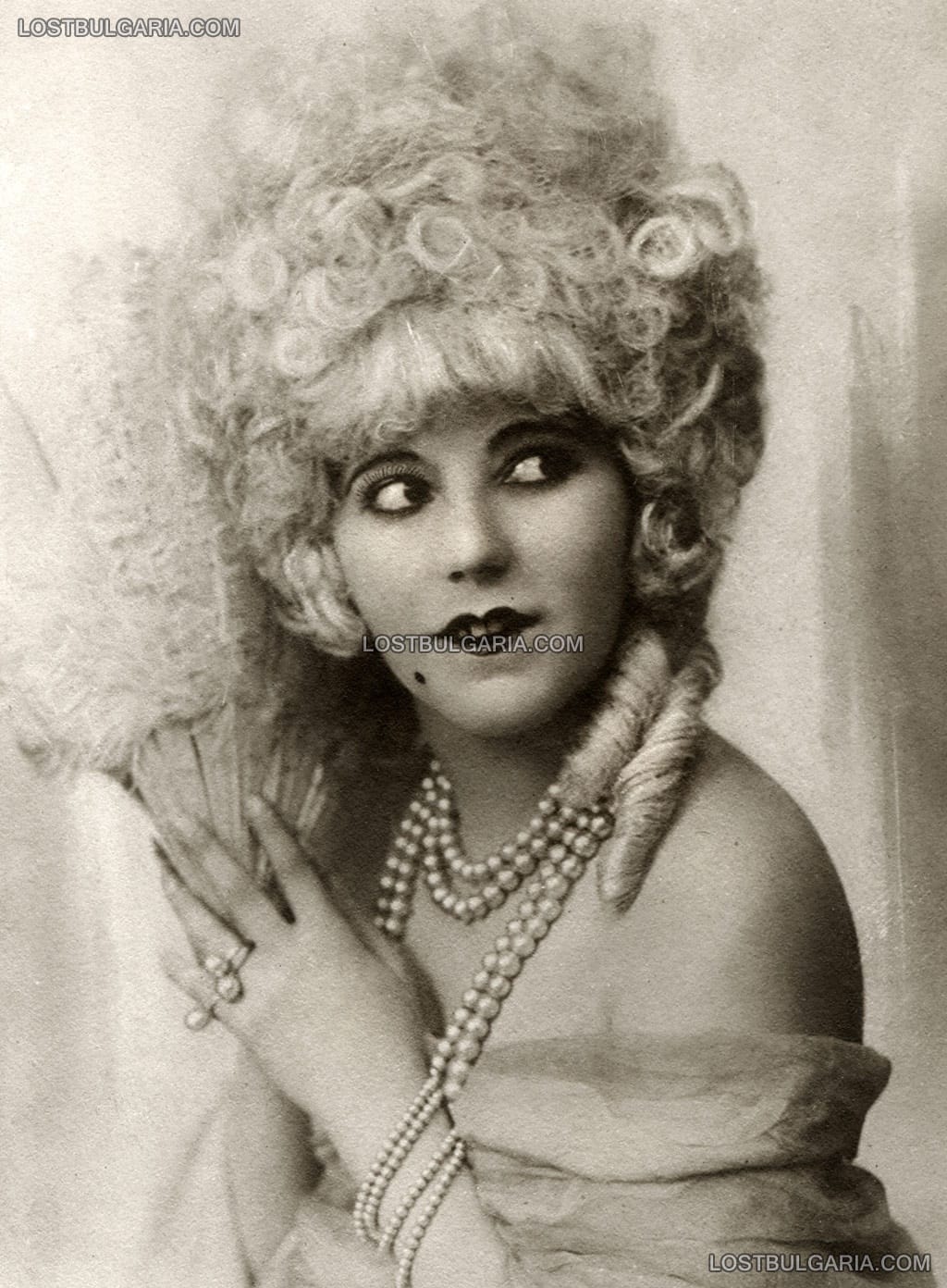Портрет на примабалерината Надя Винарова в сценично облекло и грим, 30-те години на ХХ век