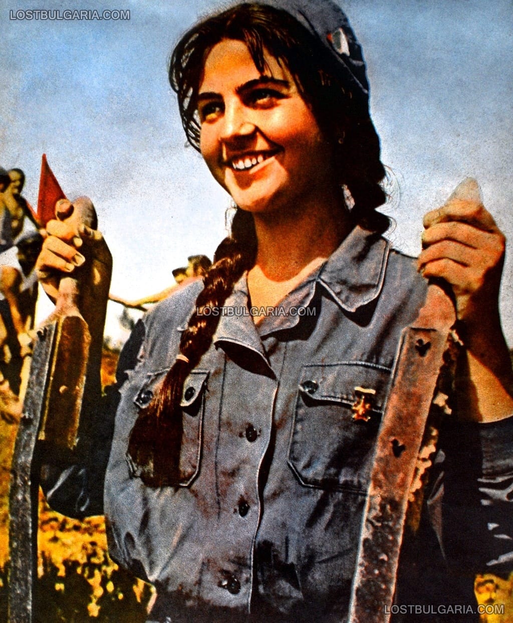 Младо момиче, облечено в бригадирска униформа по време на пионерска бригада, 1960 г.
