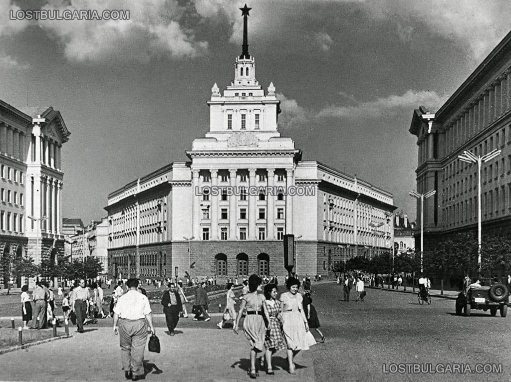 София, ларгото между партийния дом, министерския съвет и хотел "Балкан" (днес Шератон), преди 1956 г.