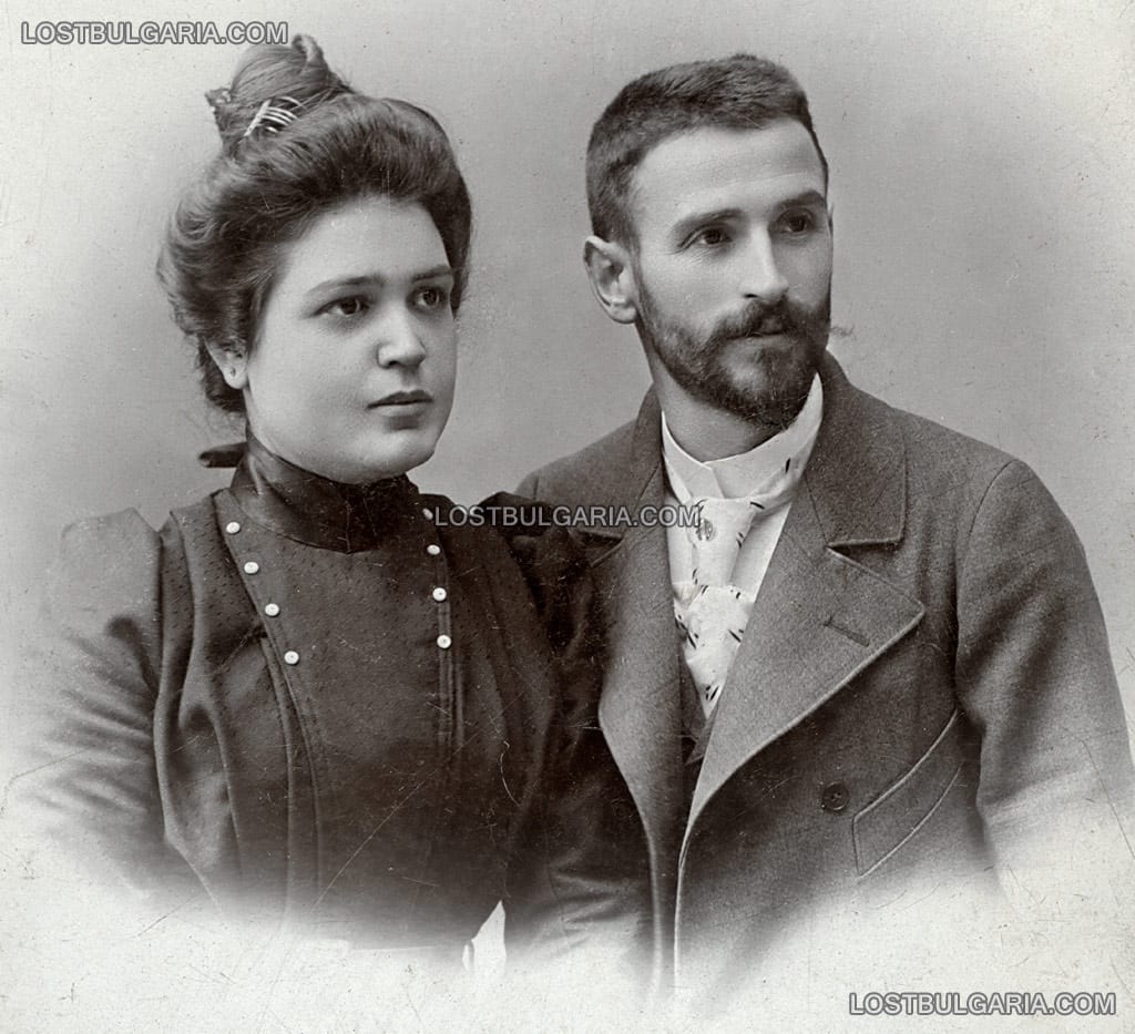Портрет на семейство Поликсена и Петър Калъчеви от Копривщица, дошли да живеят в София, началото на ХХ век
