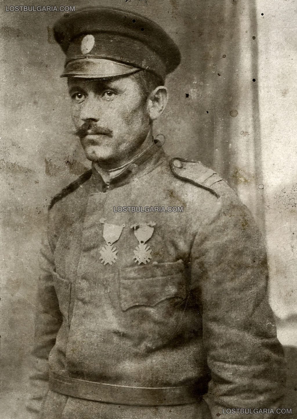 Портрет на кандидат подофицер с два ордена "За храброст", родом от село Две могили, завърнал се от Америка (САЩ) за да воюва като доброволец, 1917 г.