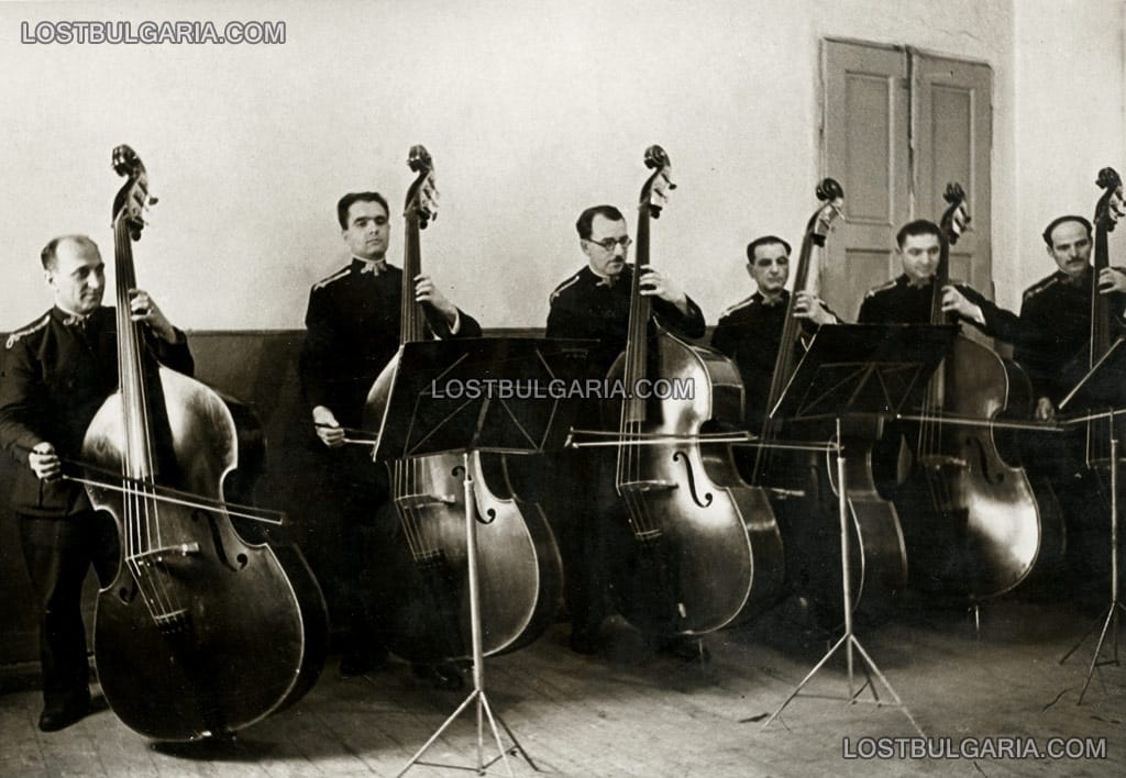 Басистите на Царския военен симфоничен оркестър (днес Софийска филхармония) по време на репетиция, София 30-те години на ХХ век