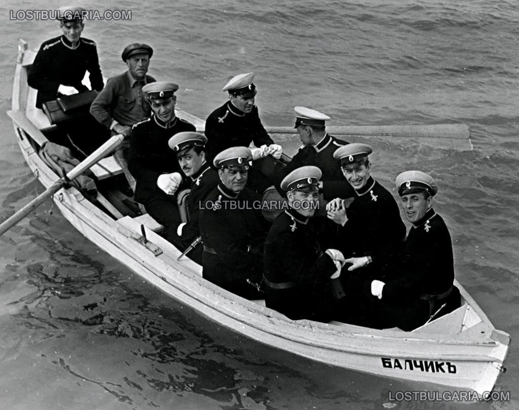Оркестранти от Царския военен симфоничен оркестър (днес Софийска филхармония) в лодка на път за Балчик, 40-те години на ХХ век