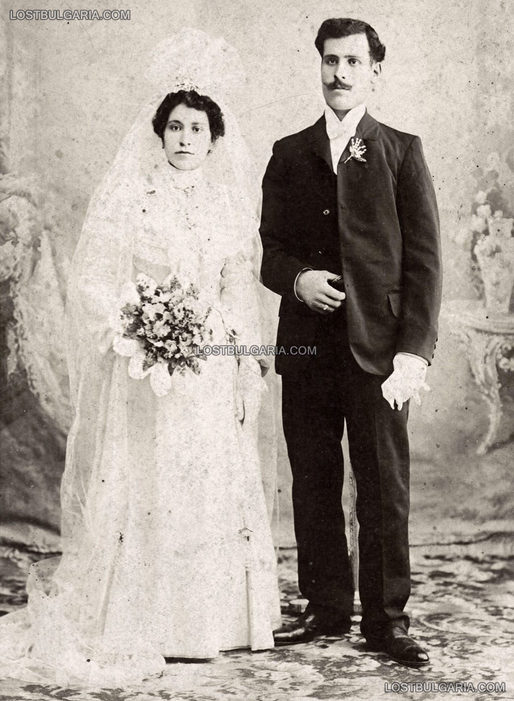 Сватбена фотография на младо семейство от Варна, 1904 г.