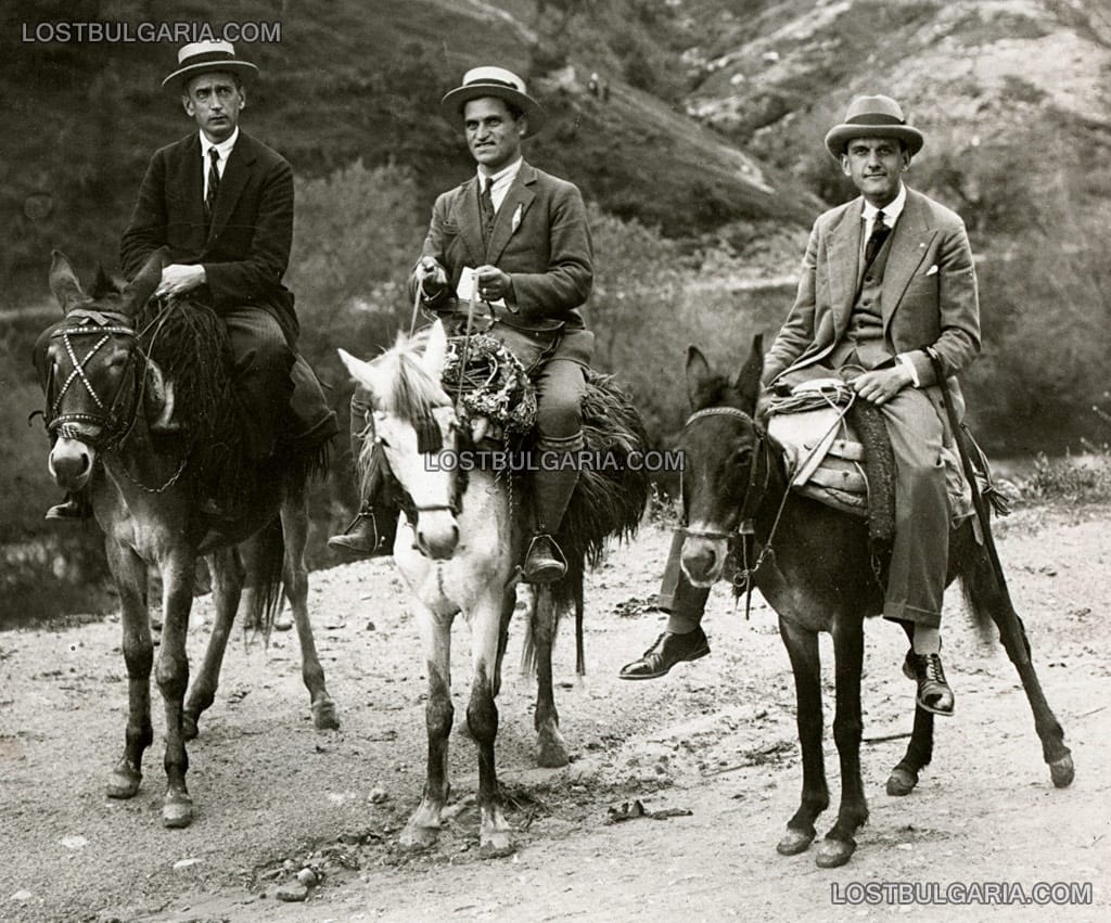 Трима елегантно облечени млади мъже на излет с магарета край село Райково (днес в пределите на Смолян), 1929 г.