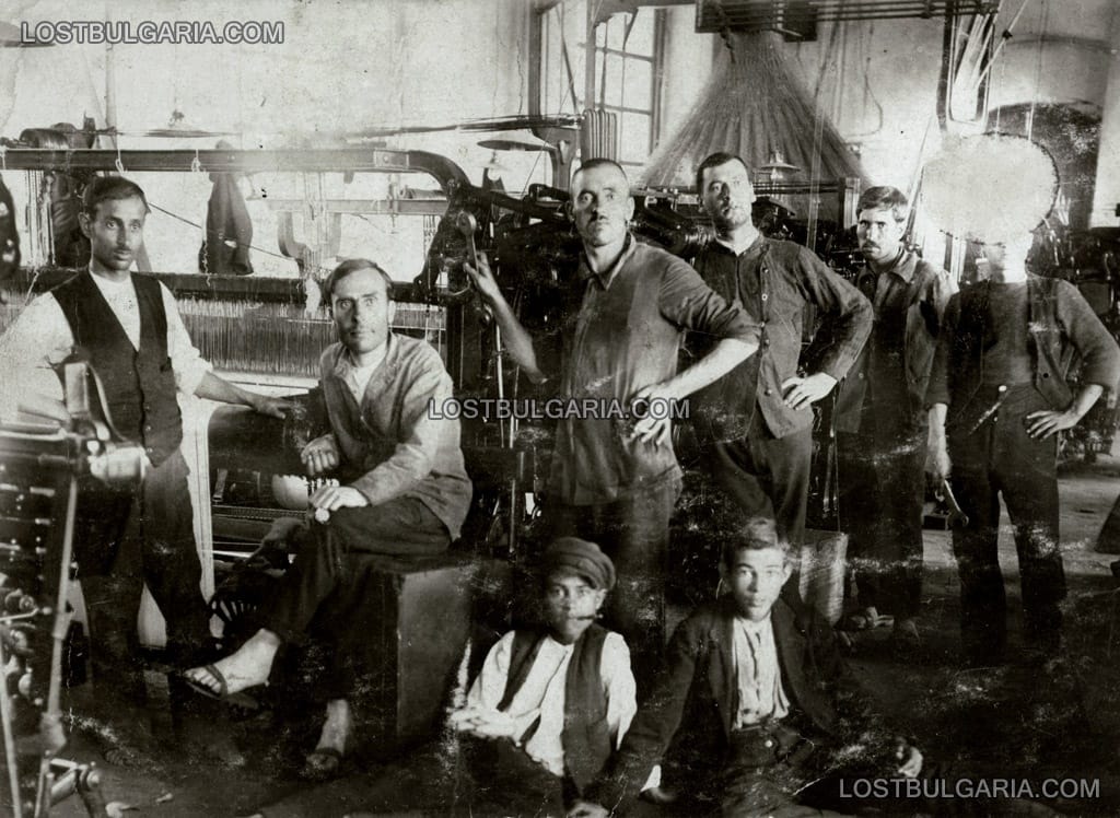 Работници от текстилна фабрика "Белчев" пред тъкачен стан, Сливен, 30-те години на ХХ век