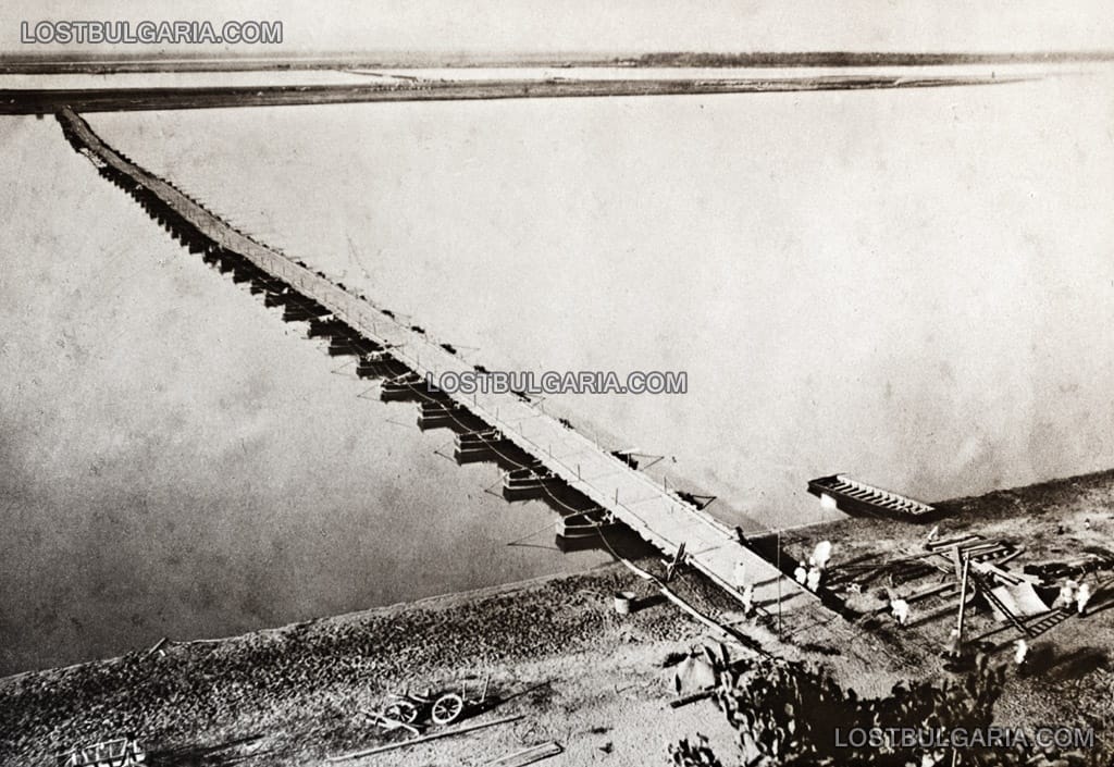 Понтонният мост на река Дунав за преминаването на руската войска в района на Систово (Свищов), заснет откъм българския бряг, 1877 г.