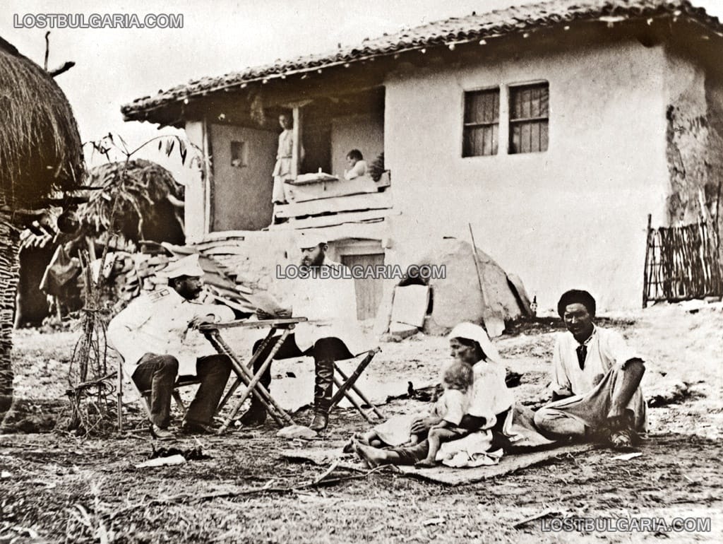Двама руски офицери и българско семейство в двора на къща в село Горна Студена, 1877 г.