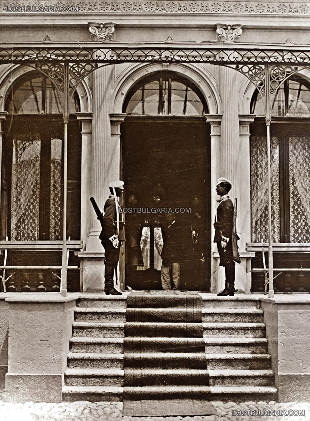 Почетната стража на входа на резиденцията на император Александър II - Царя Освободител в град Плоещ (Ploieşti, Румъния), 25 май - 13 юни 1877 г.