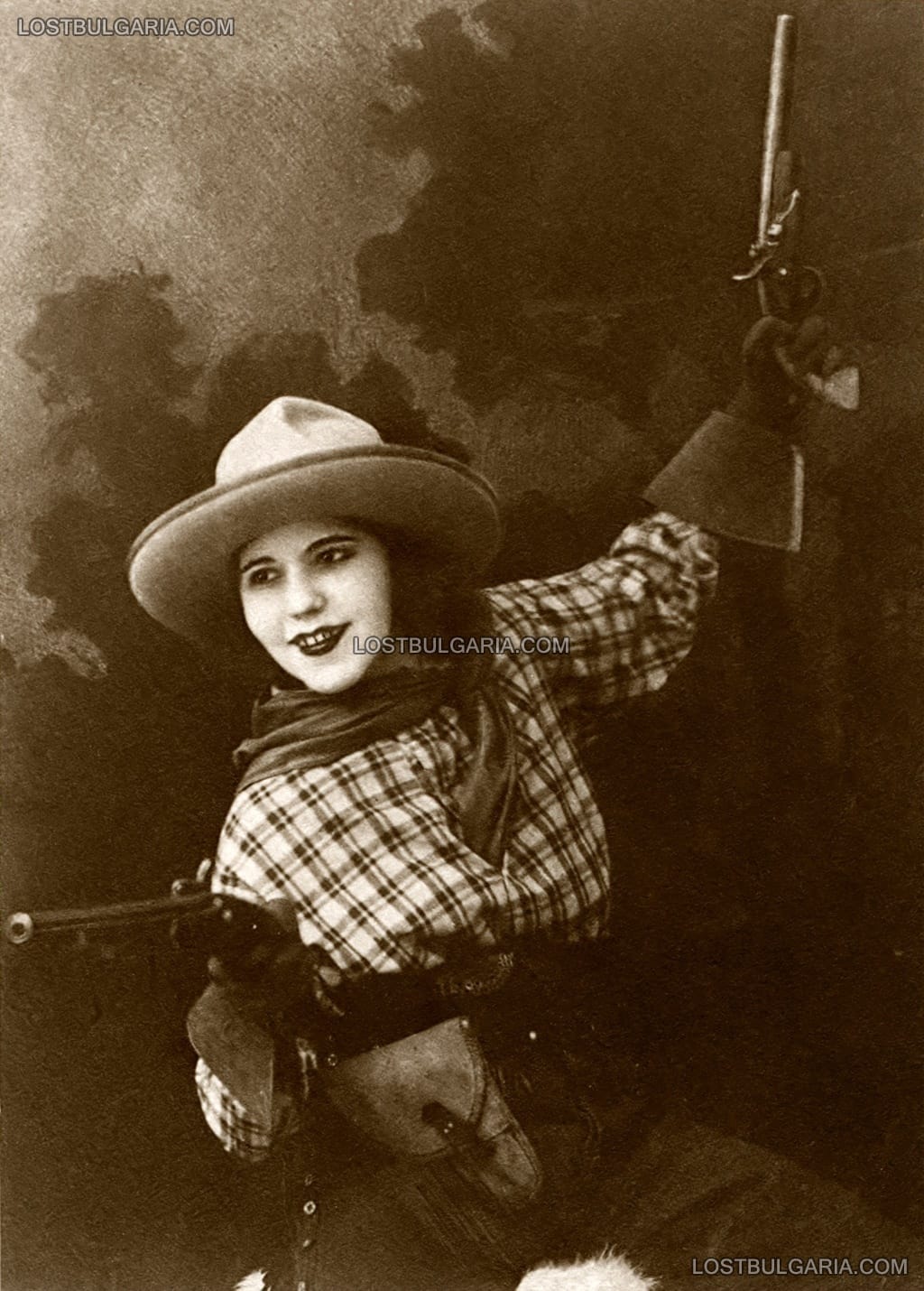 Примабалерината Надя Винарова в сценично облекло на каубой, 30-те години на ХХ век