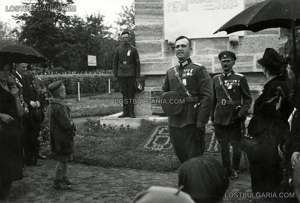Полагане венец пред паметника на загиналите от Втори на Н.В. Конен полк, Лом, май 1939 г.