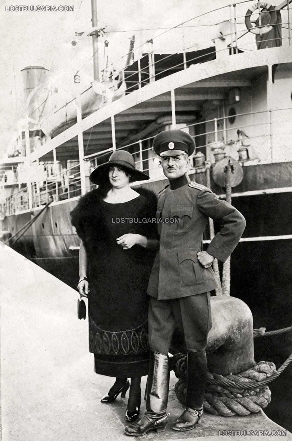 Елегантно облечена дама и офицер, заснети пред пътническия параход "Gastein", вероятно пристанище Бургас, 20-те години на ХХ век