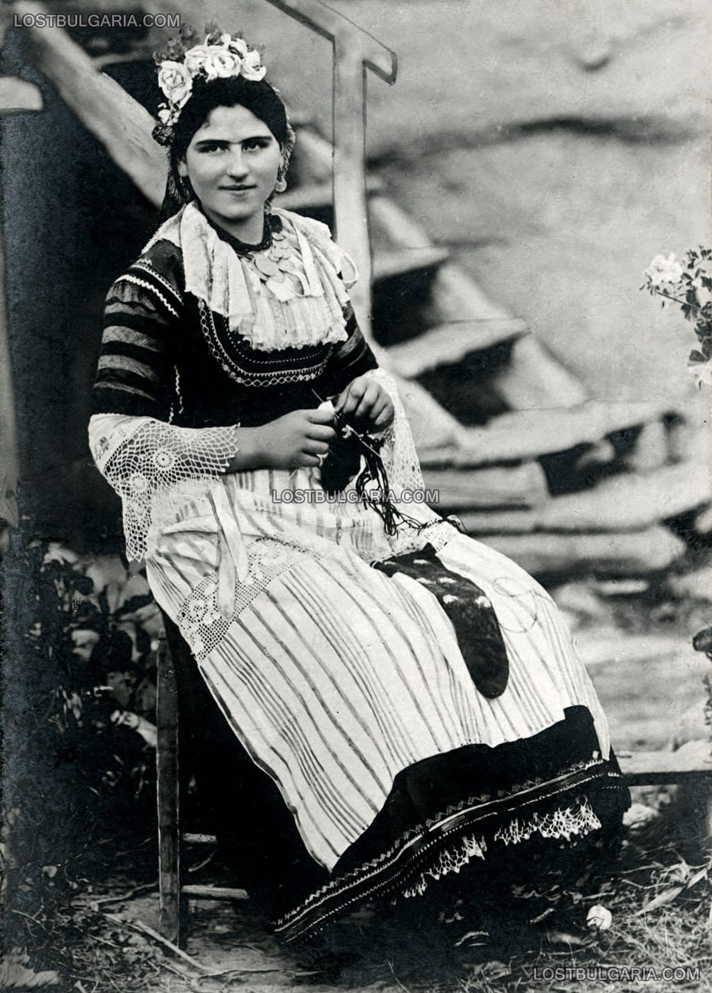 Млада жена, облечена в носия от Ихтиман плете чорапи, 20-те години на ХХ век