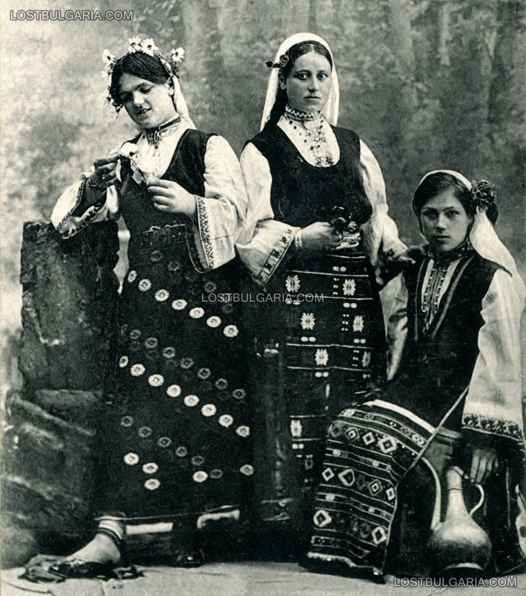 Студийна фотография на три млади момичета, облечени в носии от Бургаско, 20-те години на ХХ век