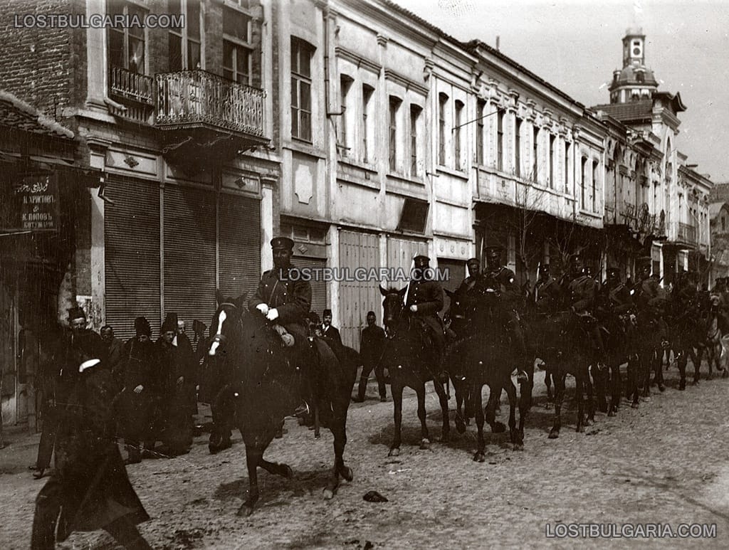 Надписана: "Триумфалното влизане на царската гвардия в Одрин" - ариергардът на българската войска навлиза в града след завземането му на 26 март 1913 г.