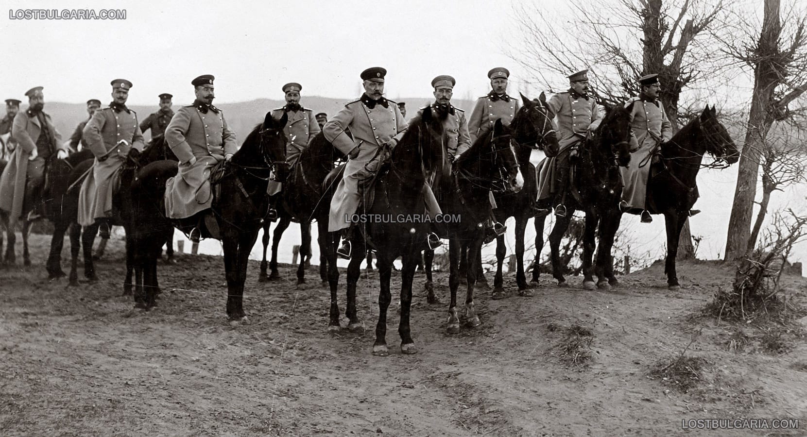 Генерал Никола Иванов (в центъра), командващ Втора армия и неговият генерален щаб с началник генерал Никола Жеков (в дясно от ген. Иванов) пред Одрин на брега на река Марица, октомври 1912 г.