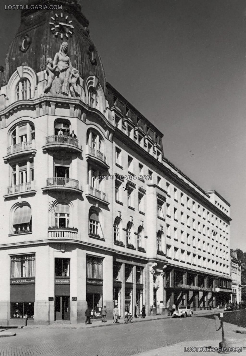 София, сградата на "Гранд хотел България" на бул. "Цар Освободител", с представителството на автомобилната компания Пакард, 30-те години на ХХ век