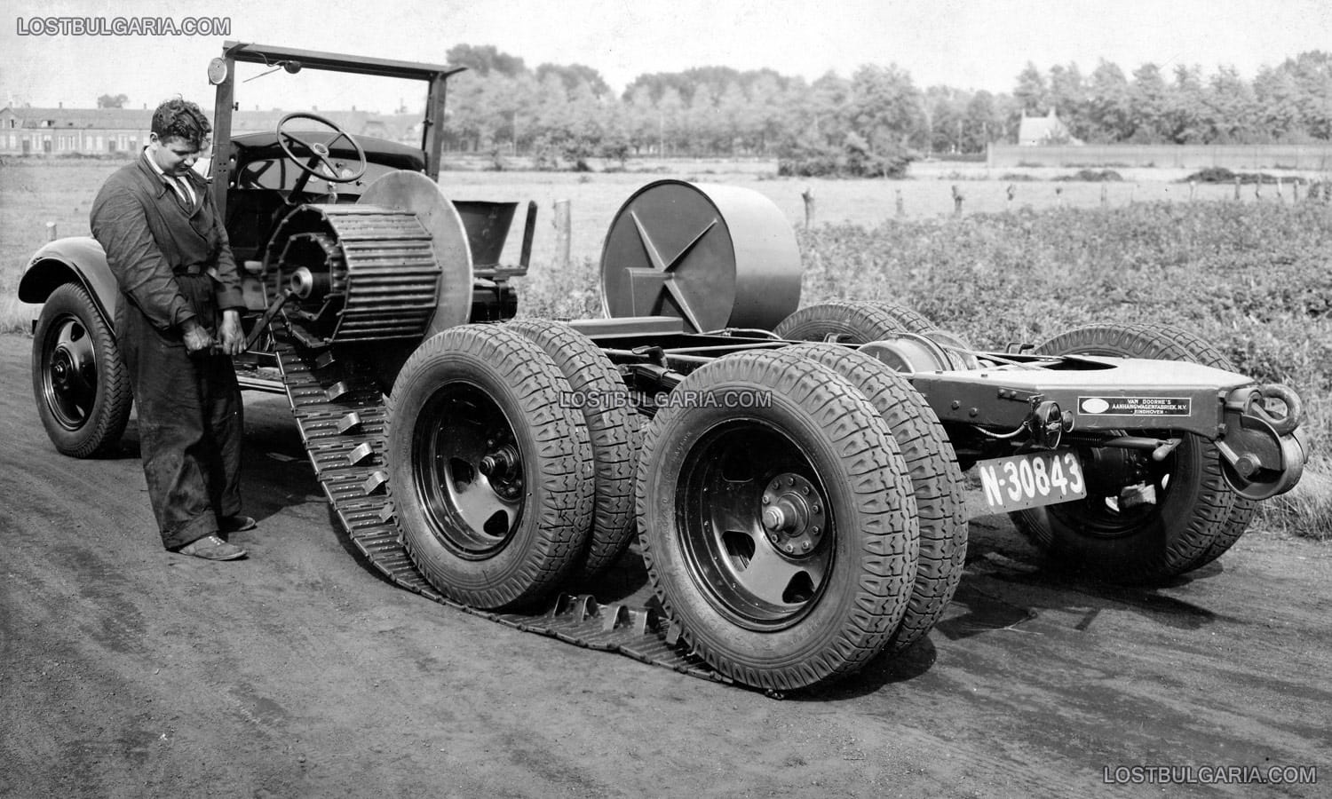 Демонстрация на поставянето на гъсенични вериги на високопроходимо шаси-влекач Шевролет (Chevrolet), произведено от холандската фирма Van Doorne, Eindhoven, произвждано за артилерията, внасяно от фирма "Братя Илчеви", Варна, края на 20-те години на ХХ век