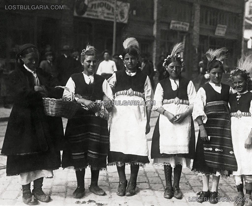 Лазарки - млади момичета в носии за лазаруване на Лазаровден в София, 30-те години на ХХ век
