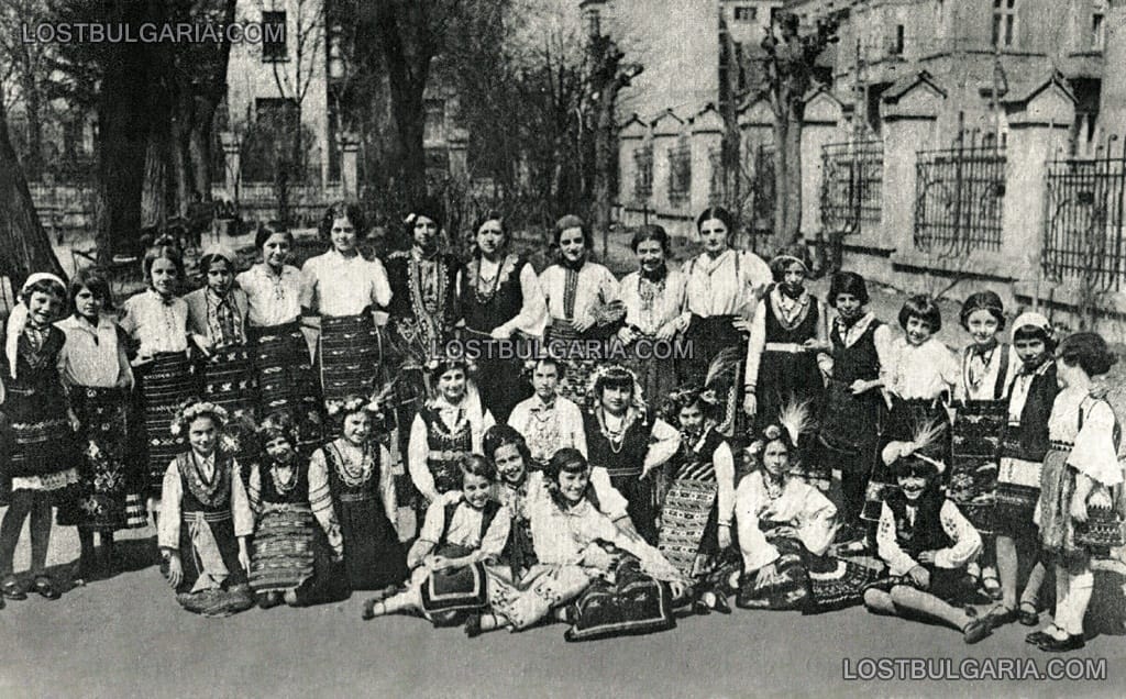 Ръченица, играна в театър "Сладкаров" на годишната забава на училище "Васил Априлов", София 9 април 1933 г.