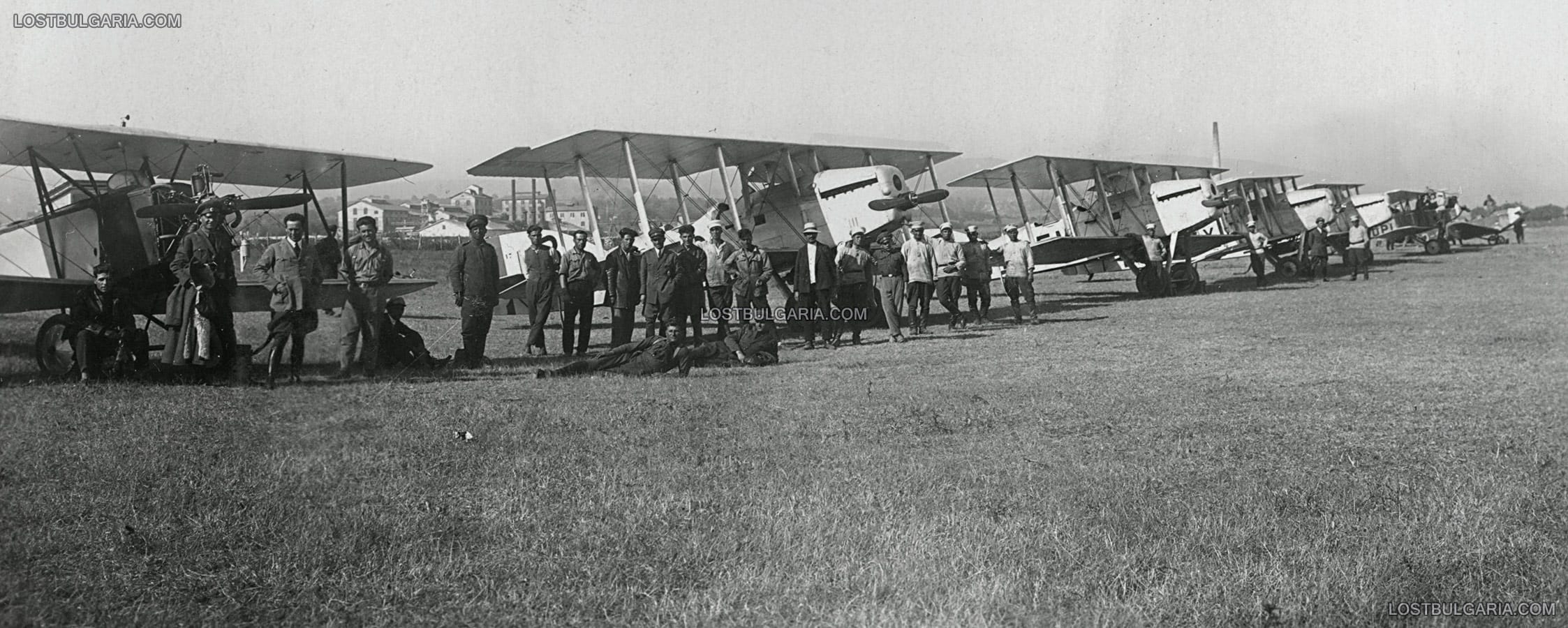 Авиатори и летищен персонал пред самолети Потез 17 (Potez XVII - произвеждан в Полша по френски лиценз за българската авиация) на летище Божурище, 1928 г.