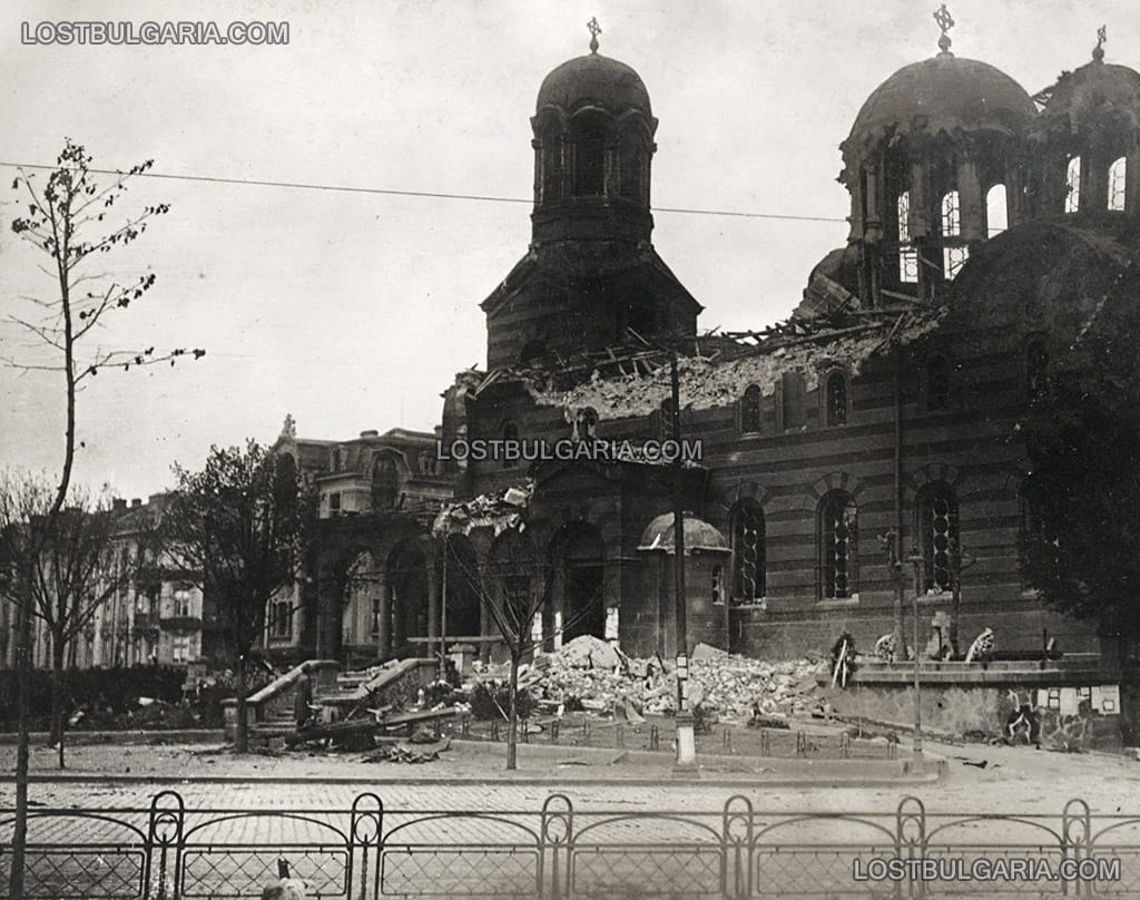 София, църквата "Свети Крал" ("Света Неделя") в първите дни след атентата, извършен на 16 април 1925 г., виждат се част от венците в памет на жертвите