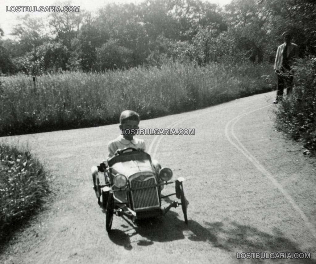 Престолонаследникът княз Симеон с детска количка с педали в парка на двореца Враня, месец юни 1941 г.