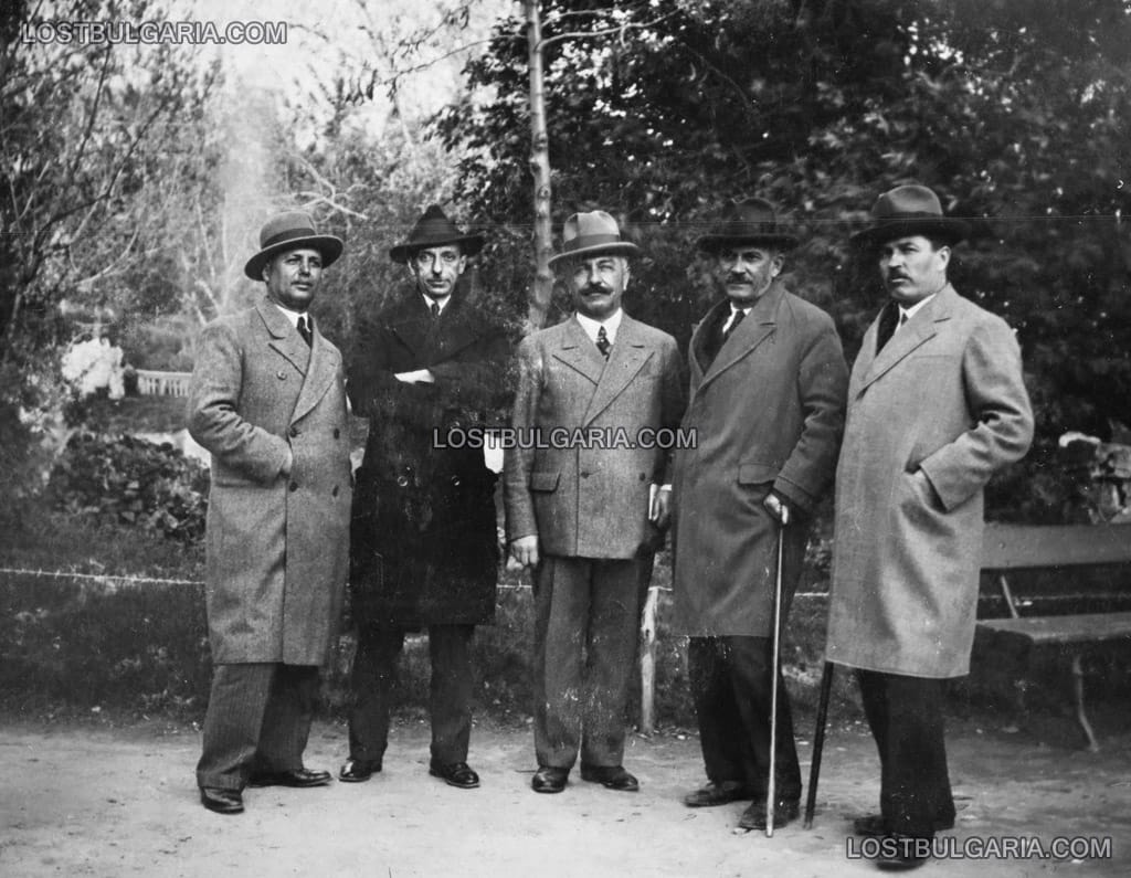 20 април 1933 г. - градината "Цар Симеон", Пловдив, от ляво надясно: неизвестен, Соломон Паси, Богдан Дренски, Божидар Здравков (кмет), Язов (юристи от демократическата партия)