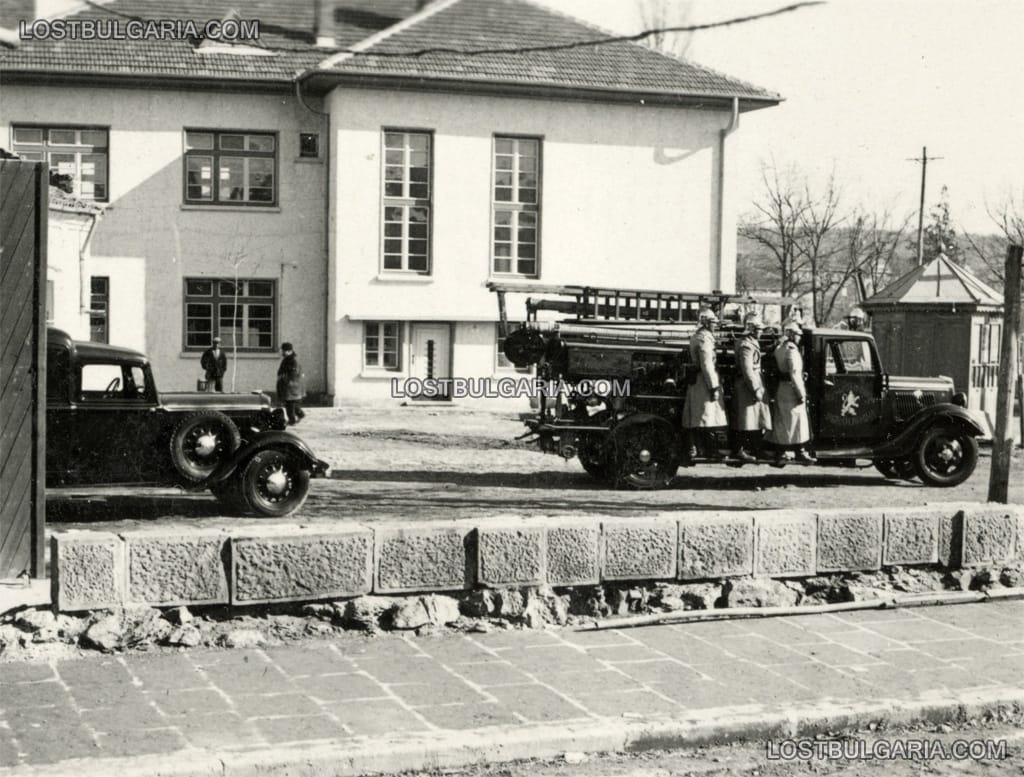 Разградската пожарна команда с камион-стълба Форд (Ford V8) в готовност за действие, Разград, 30-те години на ХХ век