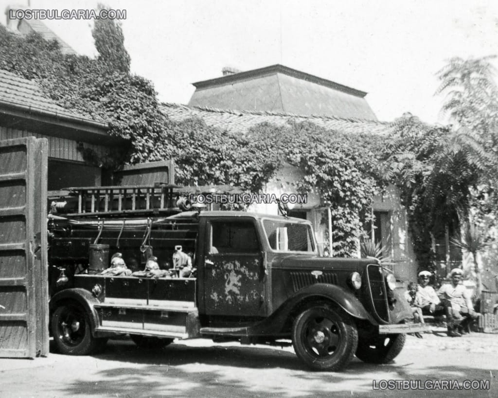 Противопожарен камион Форд (Ford V8), доставен на Пожарната команда в Разград през 1938 г., на заден план покривът на сградата на общината, края на 30-те години на ХХ век