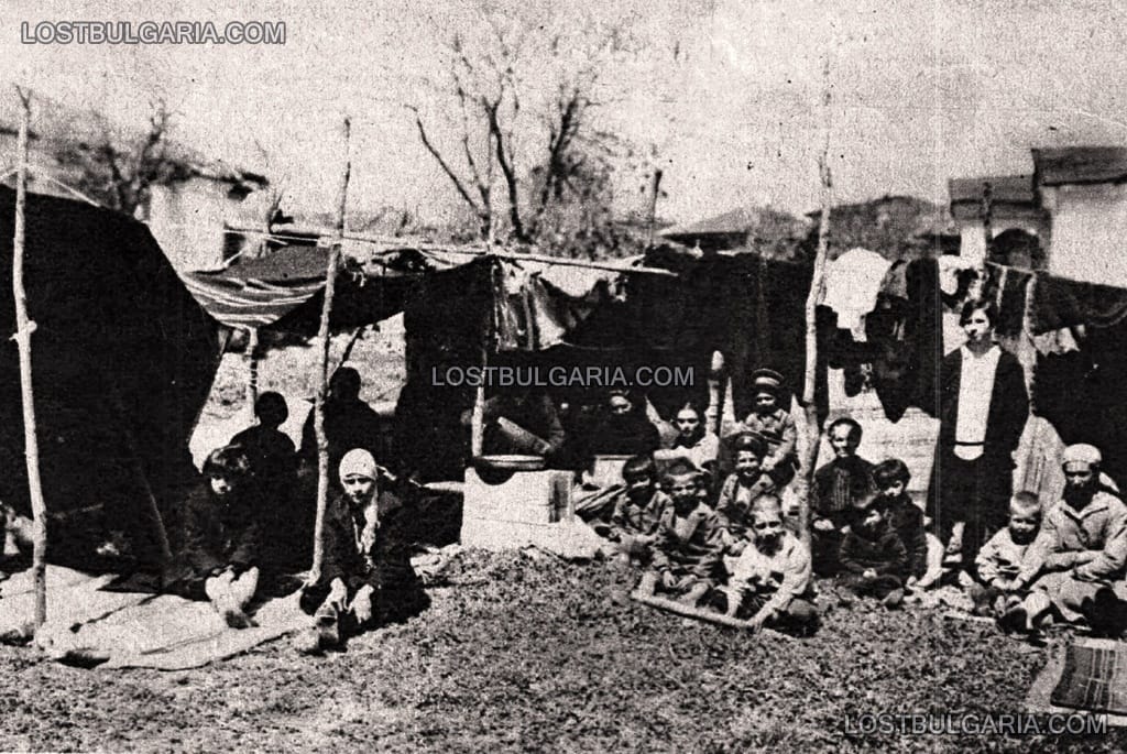 Няколко семейства, приютени под набързо направени от черги и чували палатки след земетресението в Чирпан, април 1928 г.