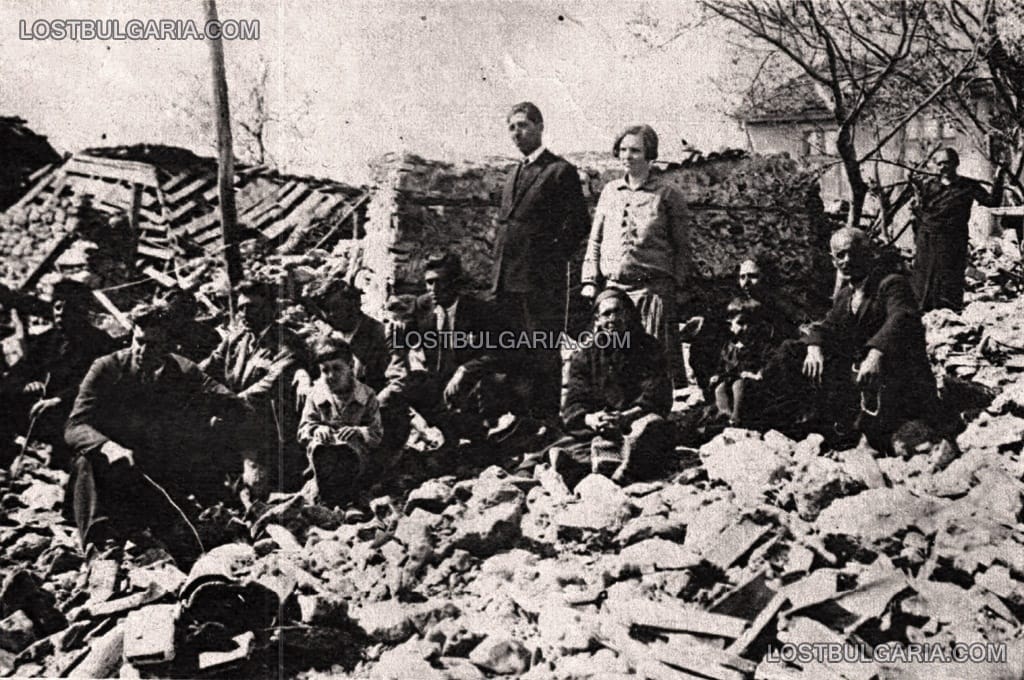 Едно многочленно чирпанско семейство върху развалините от дома си след земетресението в Чирпан, април 1928 г.