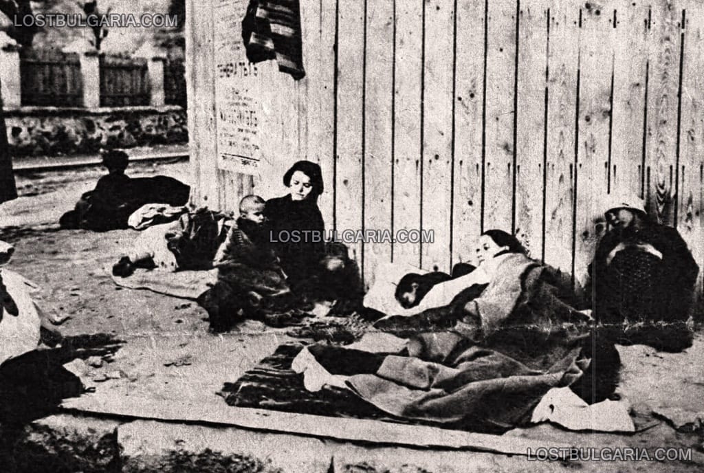 На утрото след земетръса в Пловдив майки и деца лежат на улицата, покрити с леки завивки, Пловдив април 1928 г.