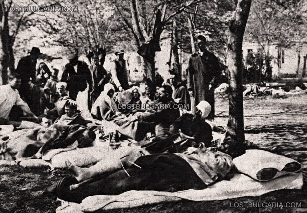 Част от болните от държавната болница, след земетръса намерили приют в болничната градина, Пловдив април 1928 г.