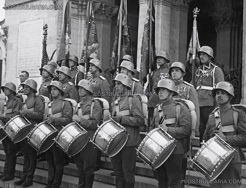 Знаменосците ветерани пред храм-паметника "Александър Невски" на парада за празника на войската и Ордена за храброст, София 6 май, 1937 г.