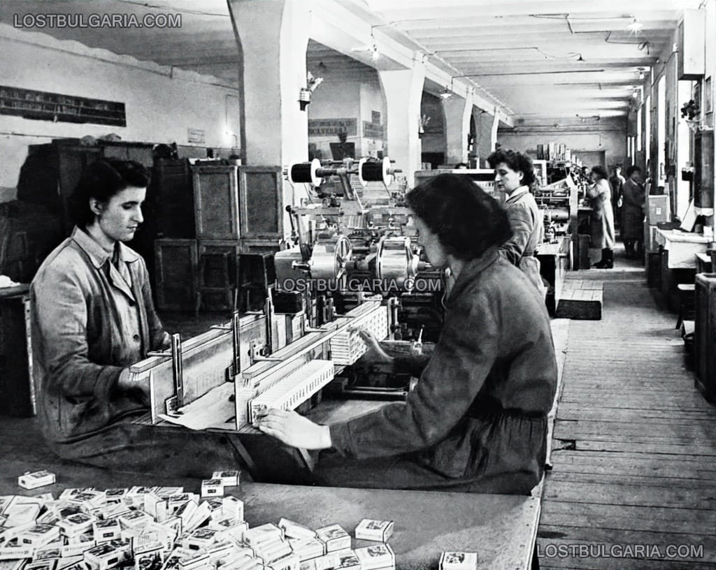 Цех за пакетиране на цигари в цигарена фабрика "Сталин", Пловдив 50-те години на ХХ век