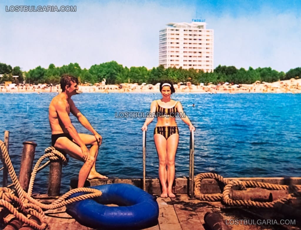 Слънчев бряг, плажната ивица и хотел "Глобус", 60-те години на ХХ век