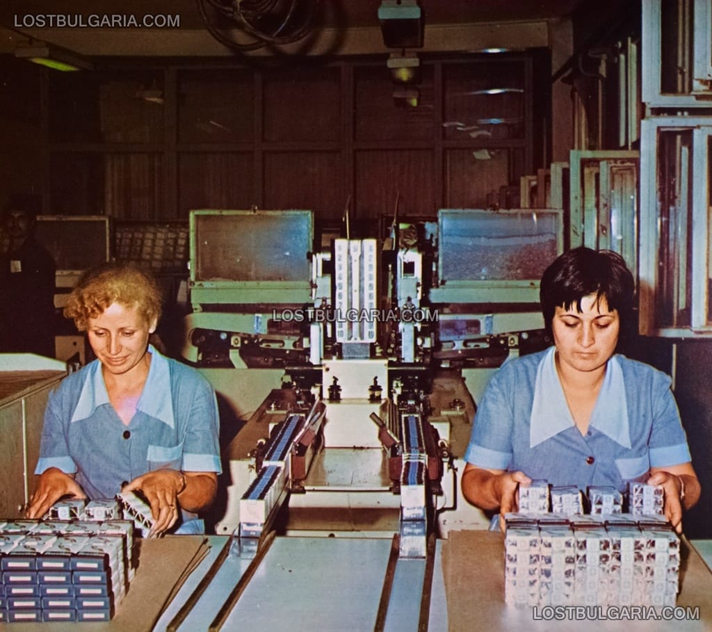 Работнички от тютюневия комбинат "Васил Топалски" опаковат цигари "Стюардеса", Плевен 70-те години на ХХ век