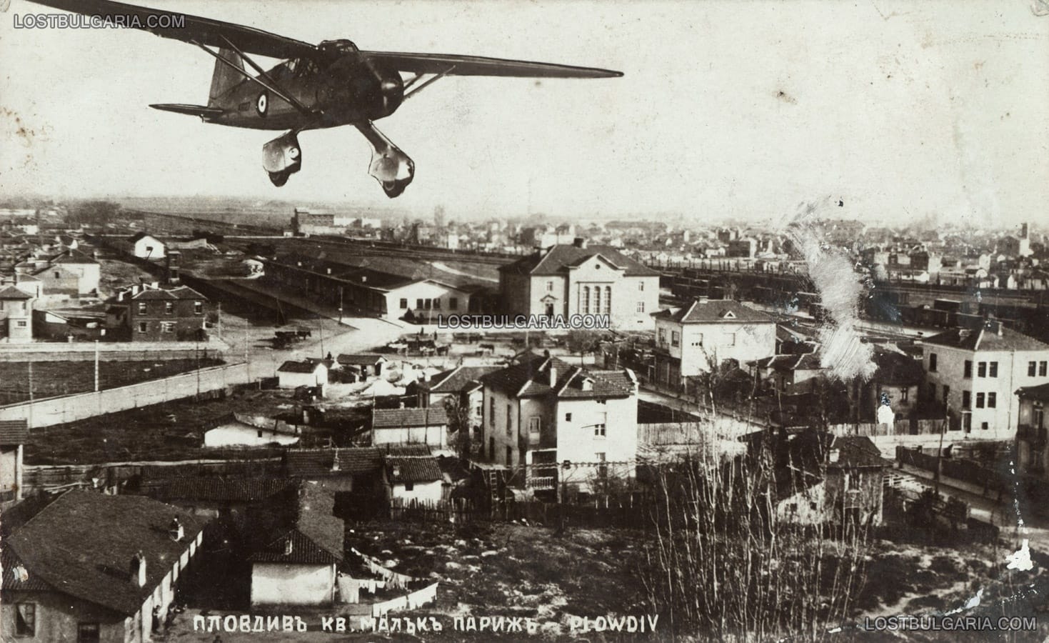 Пощенска картичка-фотомонтаж със самолет над кв. "Малък Париж", направена за 2-ри армейски орляк, базиран в Пловдив, 1938 г.