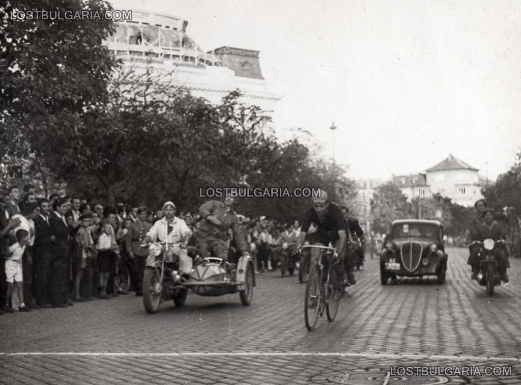 Финален етап София-Благоевград на 3-та колоездачна обиколка на България, проведена от 9 до 25 септември 1949 г. На снимката: Милко Димов от Сливен - победител, София 1949 г.