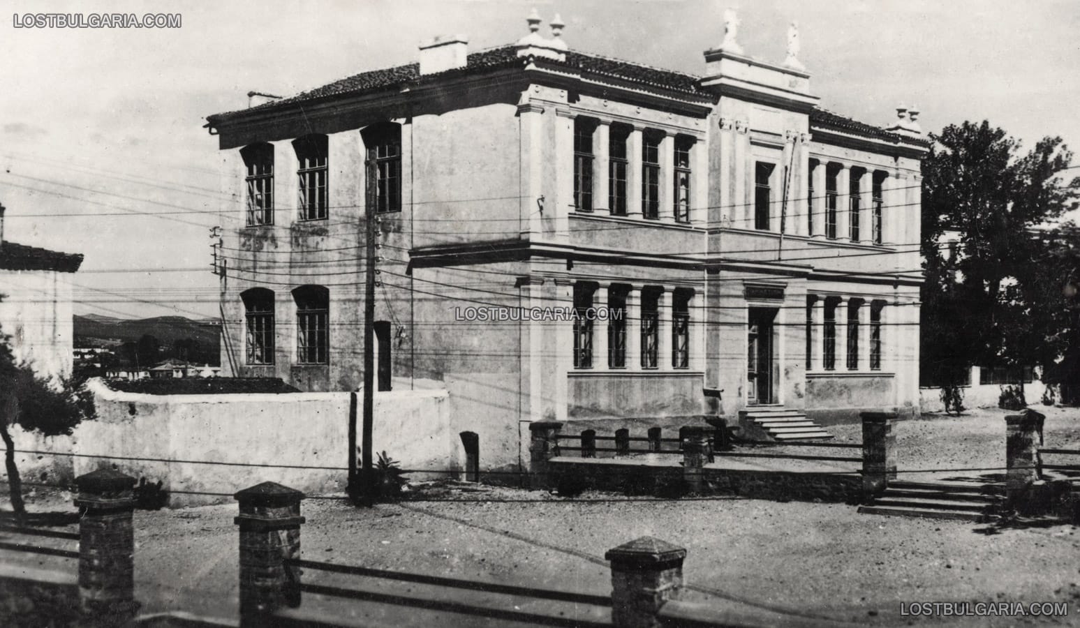 Сградата на гимназията в Дедеагач, около 1940 г.