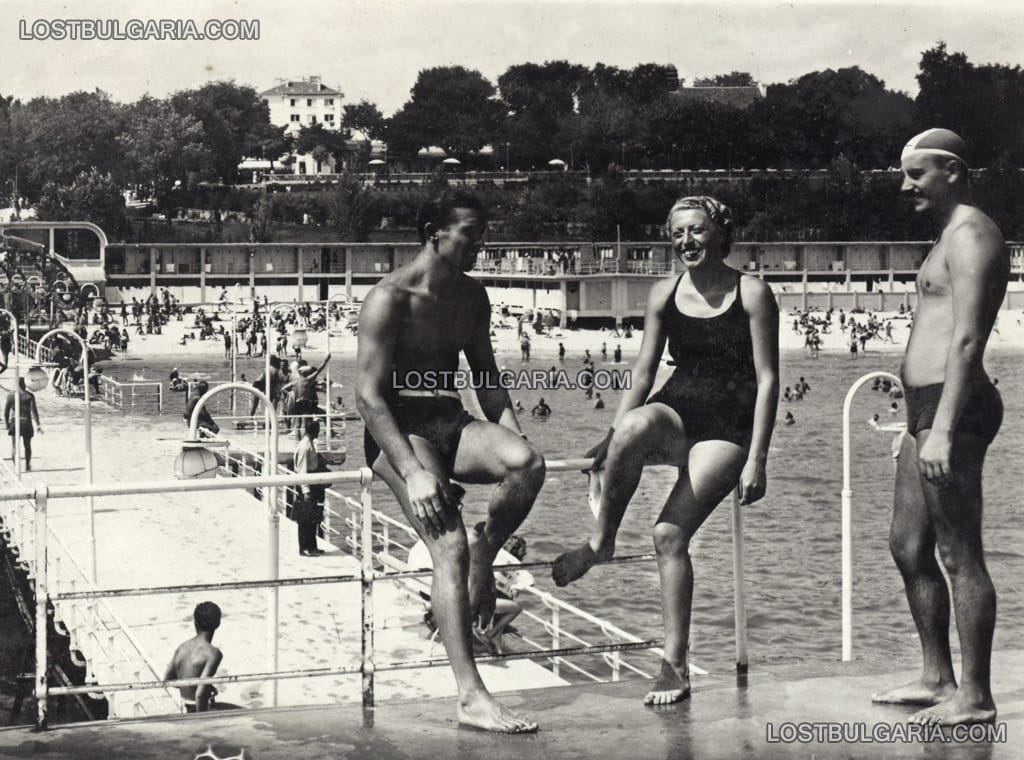 Летовници на кея на морските бани във Варна, около 1938 г.