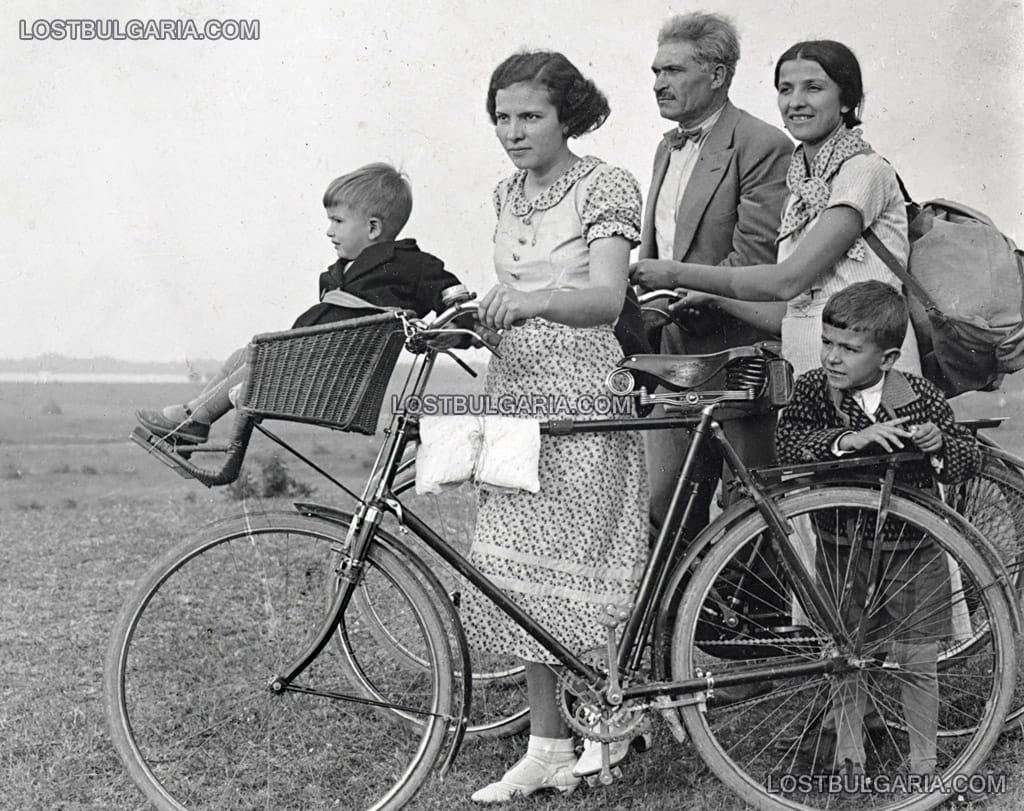 Семейство на екскурзия с велосипеди, 1934 г.