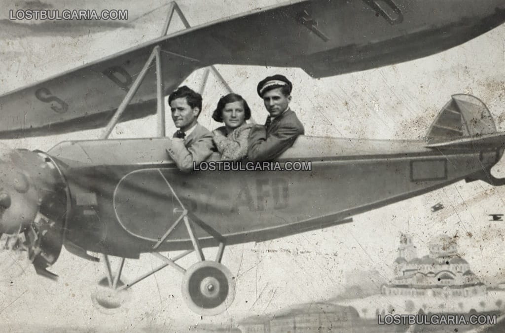 Снимка за спомен с рисуван декор на летящ самолет, София 30-те години на ХХ век