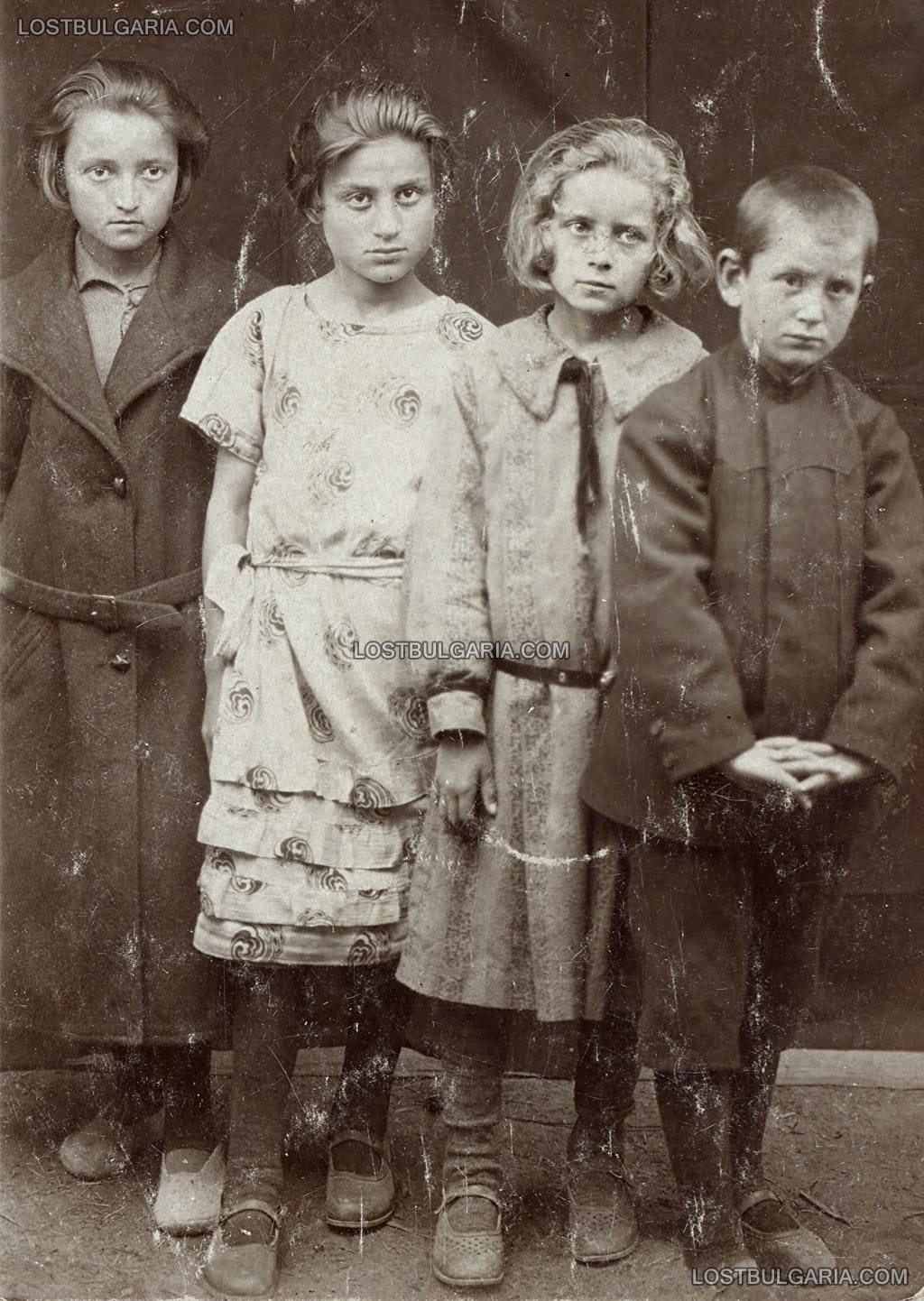 Портрет на четири неизвестни деца, вероятно началото на 20-те години на ХХ век